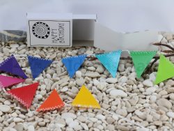 Box mit Wimpelkette